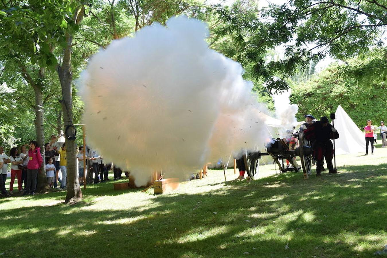 Cañones de otros tiempos y el mismo estruendo. Pólvora, plomo y lumbre para preparar buenas andanadas. Alrededor del Ebro los arcabuceros también hacían resonar sus armas en una recreación militar de época con la evocación de la vida castrense de 1521 con los soldados vestidos al uso.