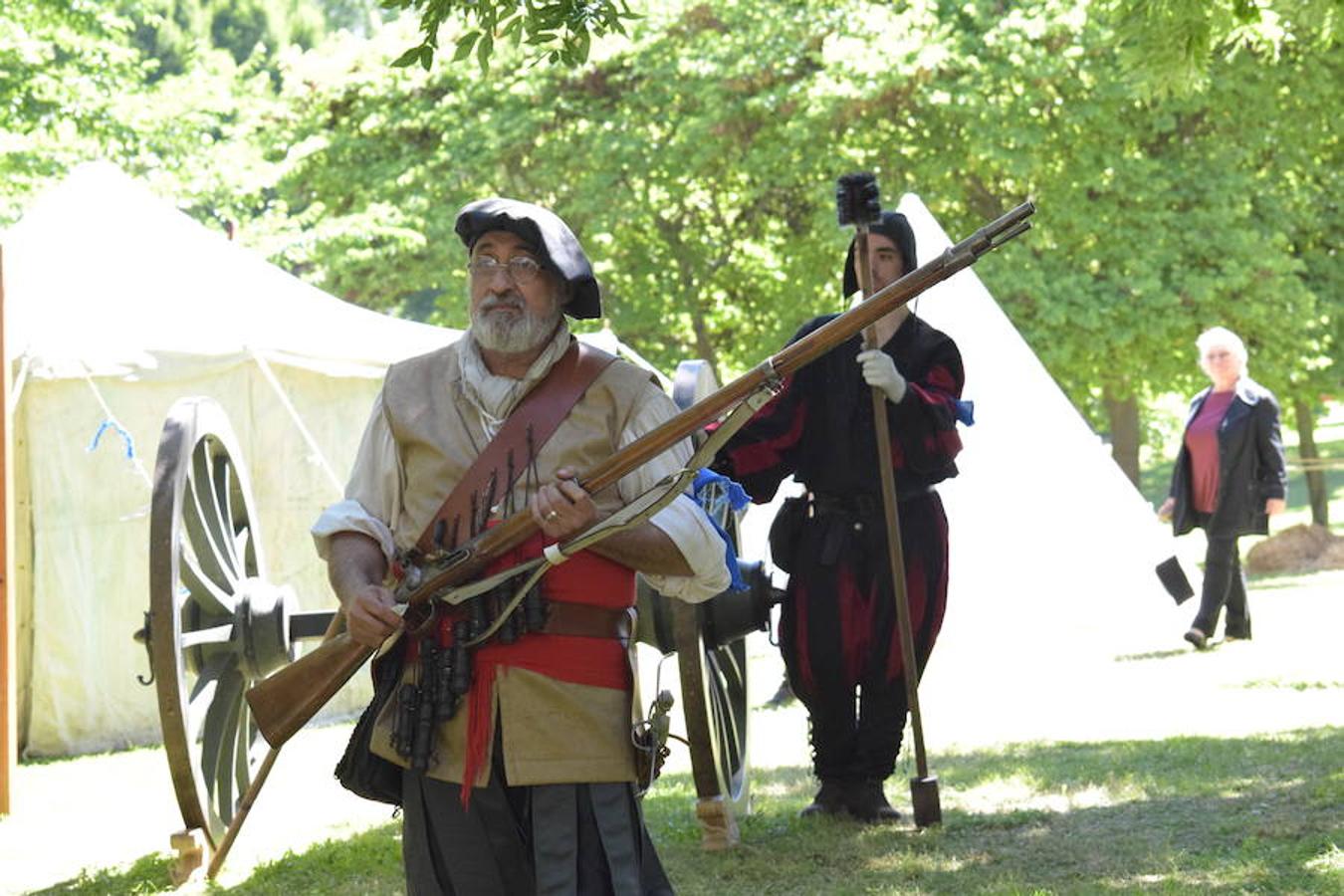 Cañones de otros tiempos y el mismo estruendo. Pólvora, plomo y lumbre para preparar buenas andanadas. Alrededor del Ebro los arcabuceros también hacían resonar sus armas en una recreación militar de época con la evocación de la vida castrense de 1521 con los soldados vestidos al uso.