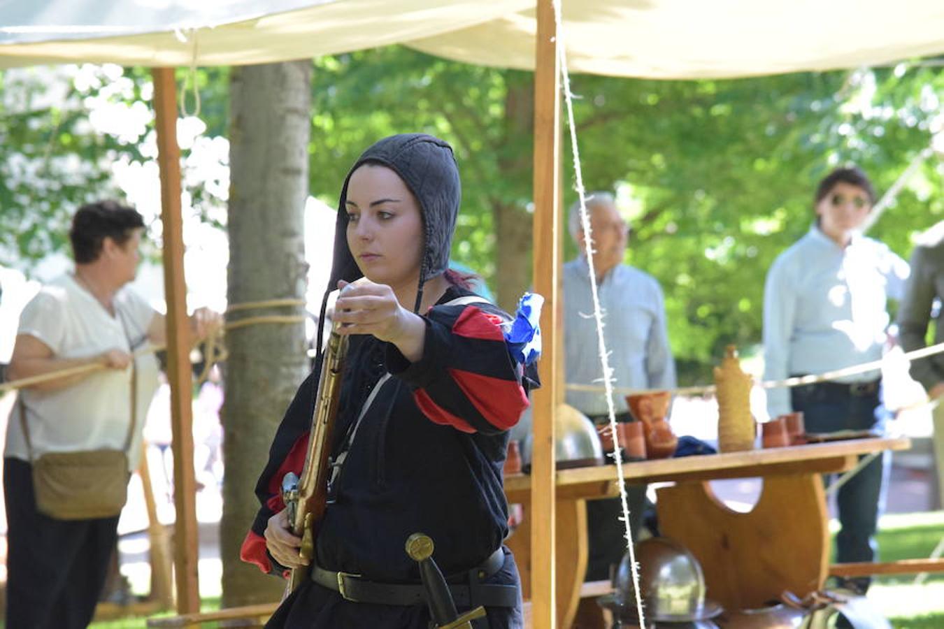 Cañones de otros tiempos y el mismo estruendo. Pólvora, plomo y lumbre para preparar buenas andanadas. Alrededor del Ebro los arcabuceros también hacían resonar sus armas en una recreación militar de época con la evocación de la vida castrense de 1521 con los soldados vestidos al uso.