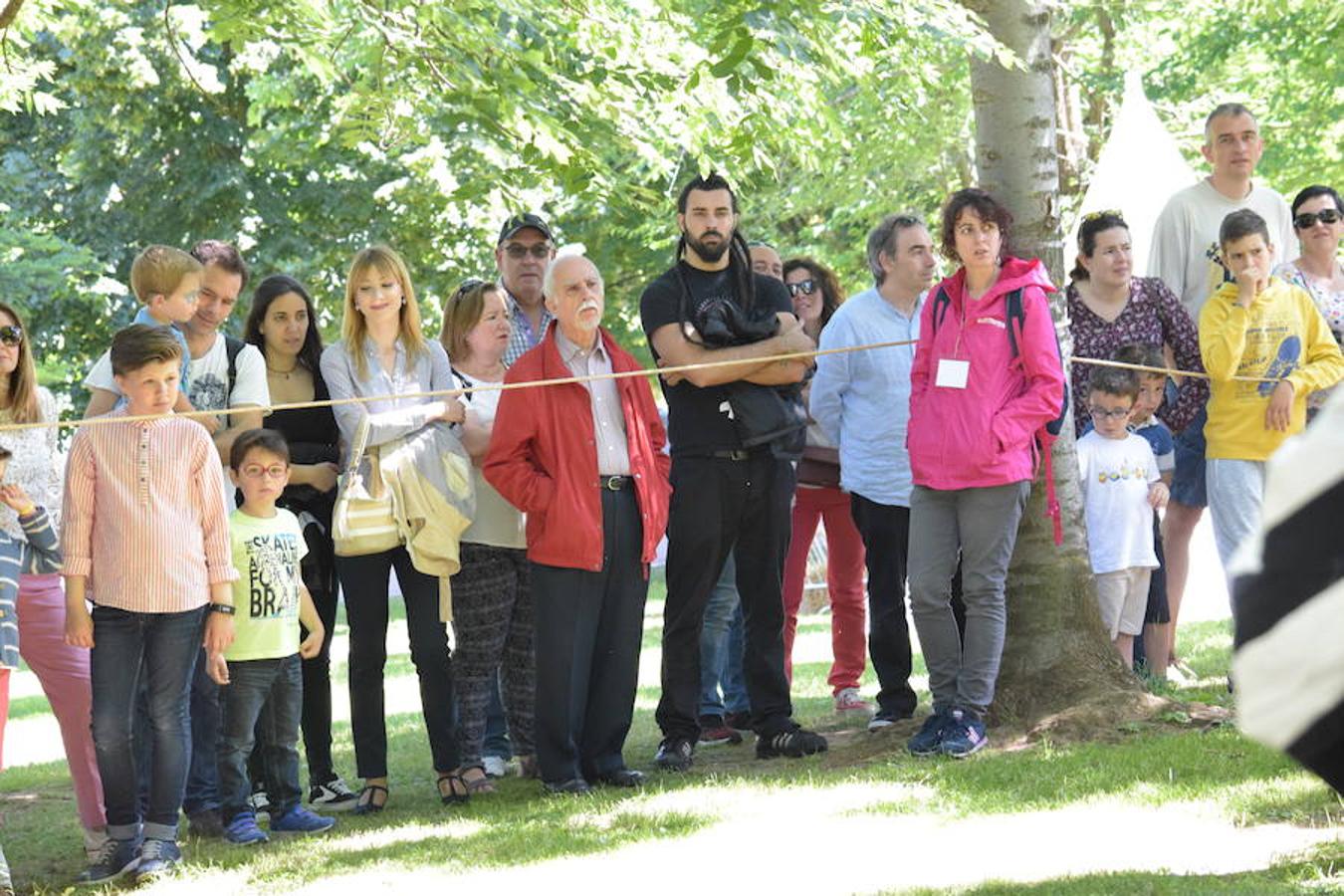 Cañones de otros tiempos y el mismo estruendo. Pólvora, plomo y lumbre para preparar buenas andanadas. Alrededor del Ebro los arcabuceros también hacían resonar sus armas en una recreación militar de época con la evocación de la vida castrense de 1521 con los soldados vestidos al uso.