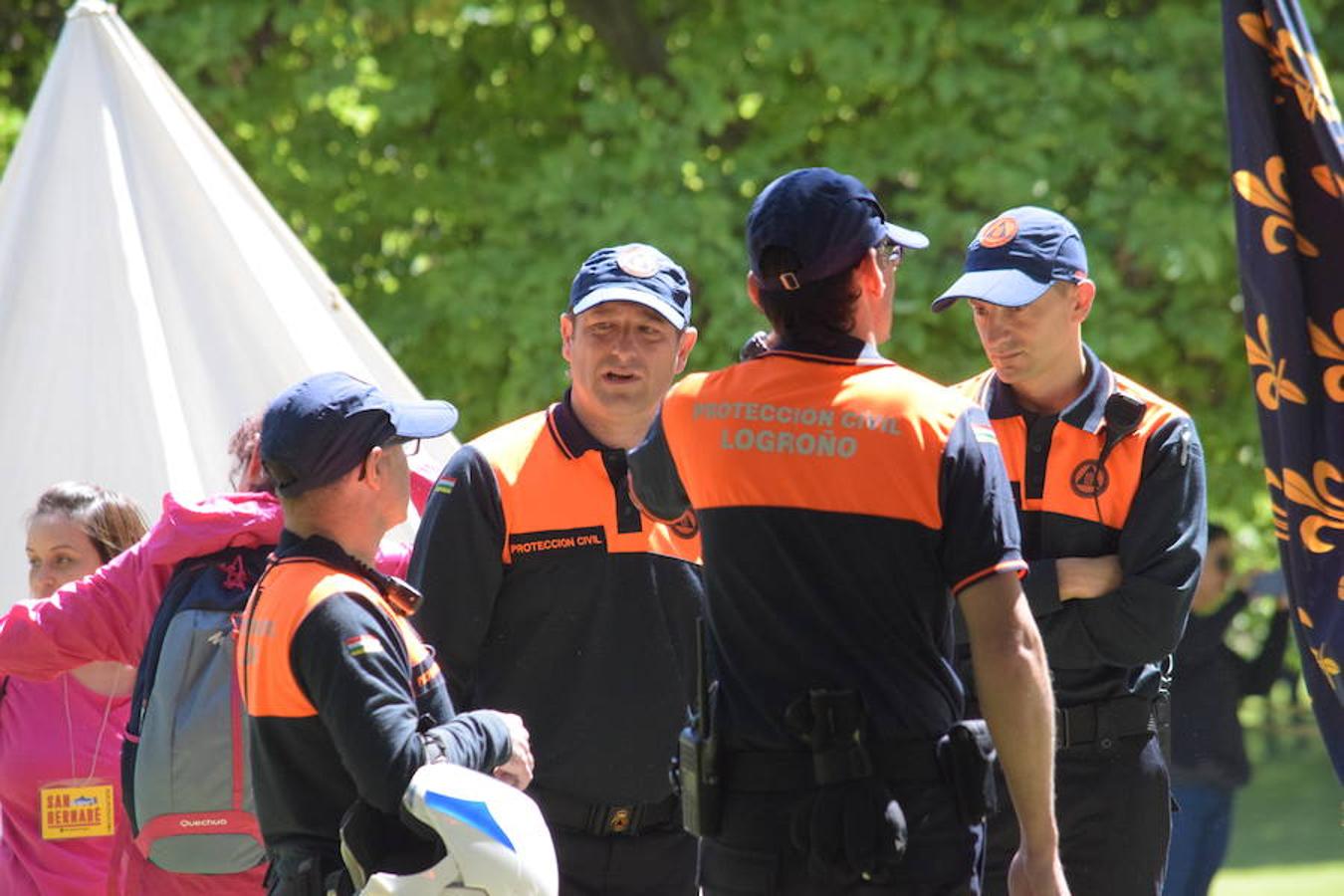Cañones de otros tiempos y el mismo estruendo. Pólvora, plomo y lumbre para preparar buenas andanadas. Alrededor del Ebro los arcabuceros también hacían resonar sus armas en una recreación militar de época con la evocación de la vida castrense de 1521 con los soldados vestidos al uso.