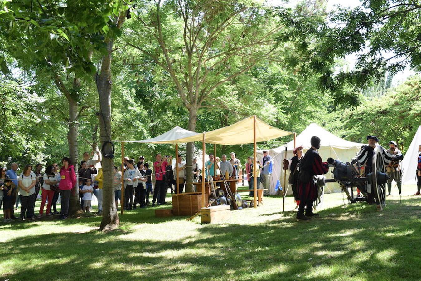 Cañones de otros tiempos y el mismo estruendo. Pólvora, plomo y lumbre para preparar buenas andanadas. Alrededor del Ebro los arcabuceros también hacían resonar sus armas en una recreación militar de época con la evocación de la vida castrense de 1521 con los soldados vestidos al uso.