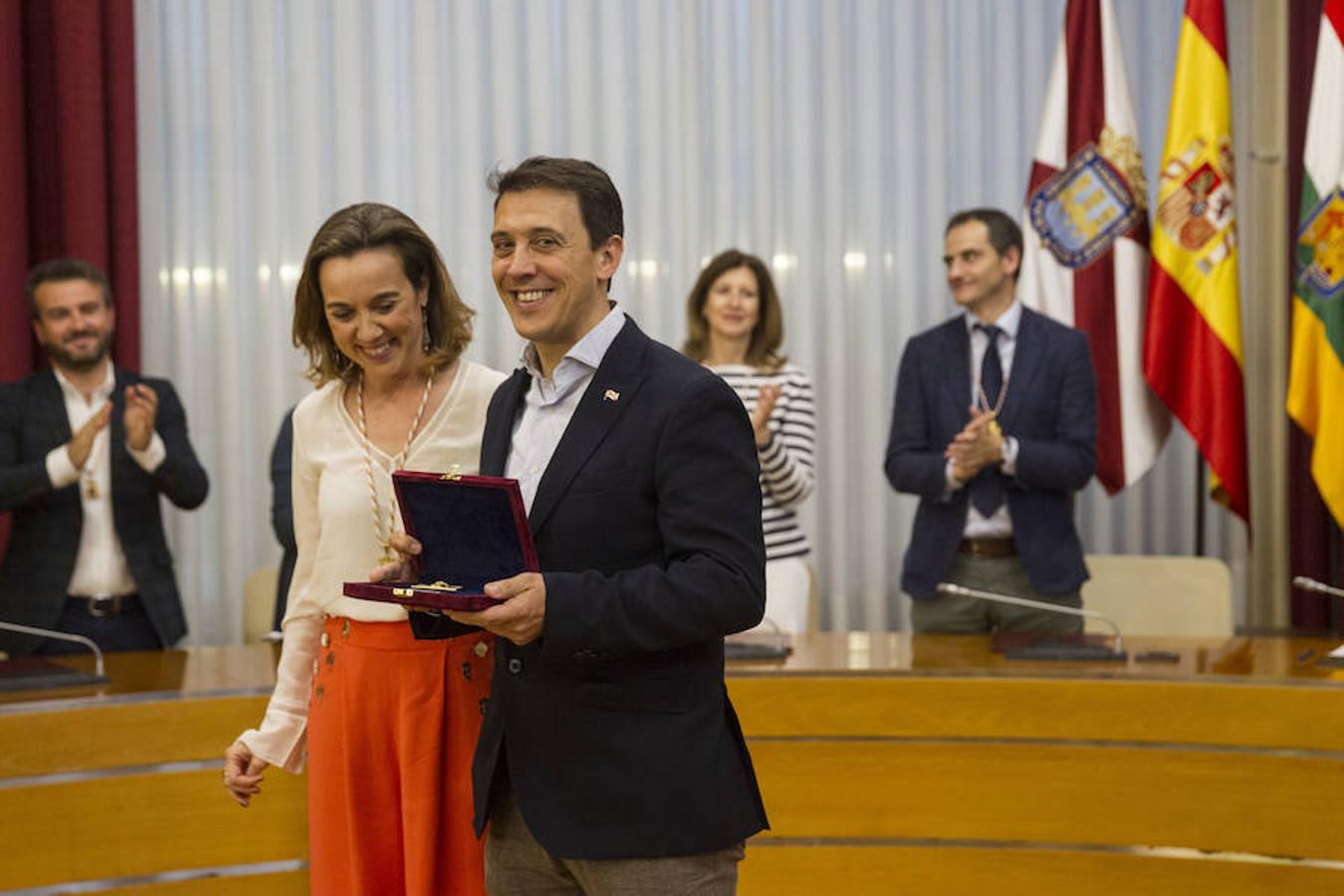 Logroño ha entregado sus insignias de San Bernabé a cuatro insignes personas que se distinguen por su dedicación, esfuerzo y éxito. Ovidia de Francisco, Francis Paniego, Sheila Gutiérrez y Peblo Sáinz Villegas han sido los galardonados en esta edición.