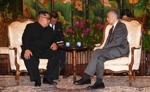 Kim Jong-un (i), durante su reunión con el primer ministro de Singapur, Lee Hsien Loong.