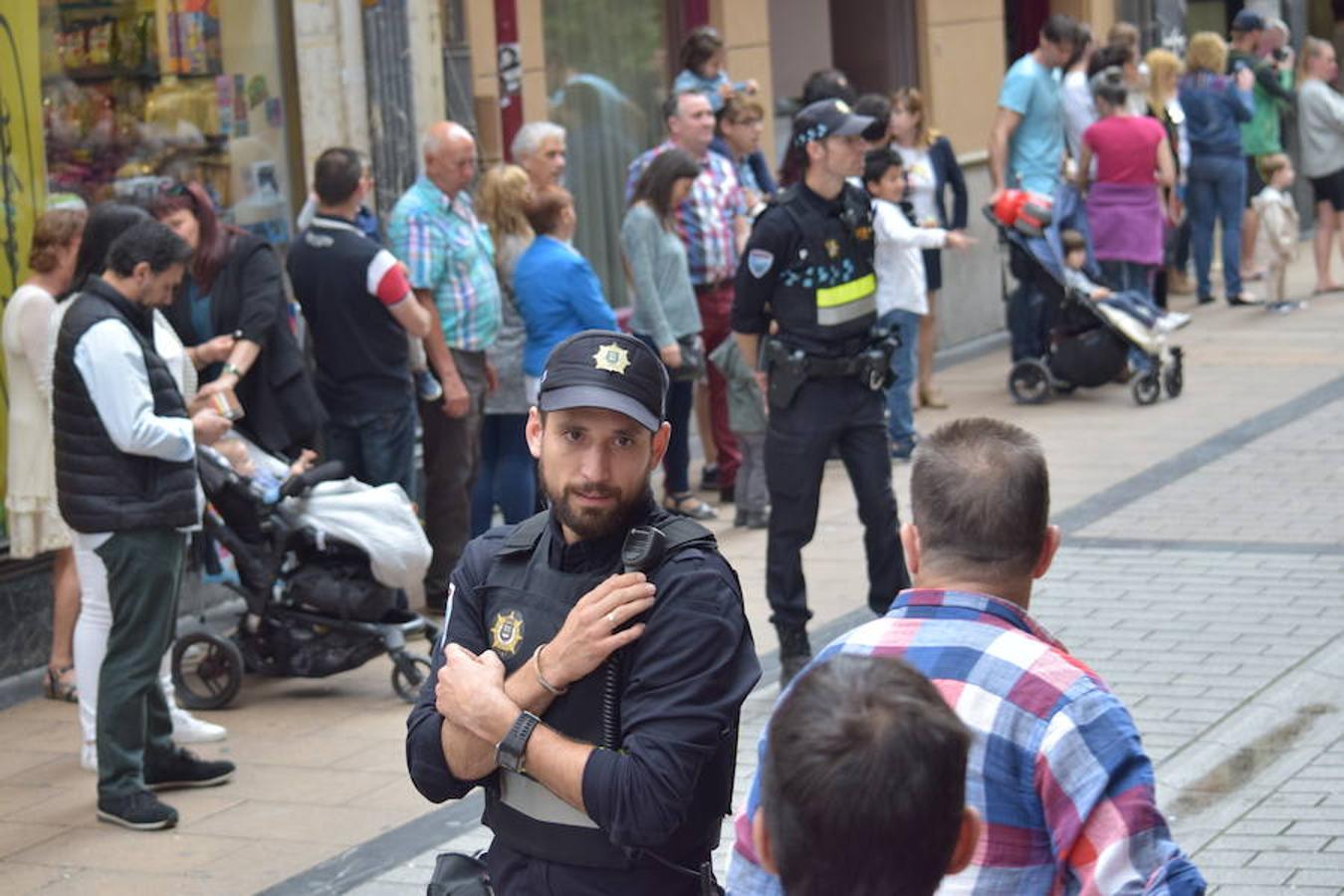 Traslado de la imagen de San Bernabé por parte de la Cofradía Logroñesa de San Bernabé junto con el grupo Contradanza en un paseo que ha unido las calles Rodríguez Paterna, Portales, La Merced, Plaza del Parlamento y las murallas de El Revellín.