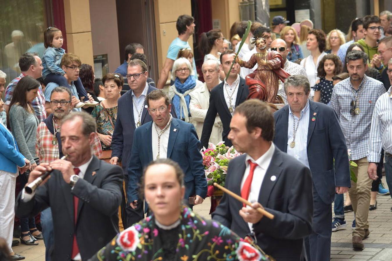 Traslado de la imagen de San Bernabé por parte de la Cofradía Logroñesa de San Bernabé junto con el grupo Contradanza en un paseo que ha unido las calles Rodríguez Paterna, Portales, La Merced, Plaza del Parlamento y las murallas de El Revellín.