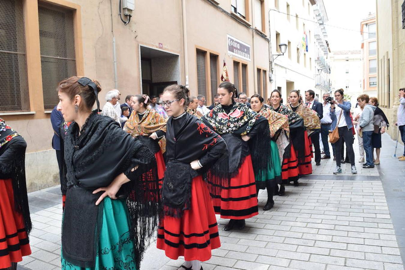 Traslado de la imagen de San Bernabé por parte de la Cofradía Logroñesa de San Bernabé junto con el grupo Contradanza en un paseo que ha unido las calles Rodríguez Paterna, Portales, La Merced, Plaza del Parlamento y las murallas de El Revellín.