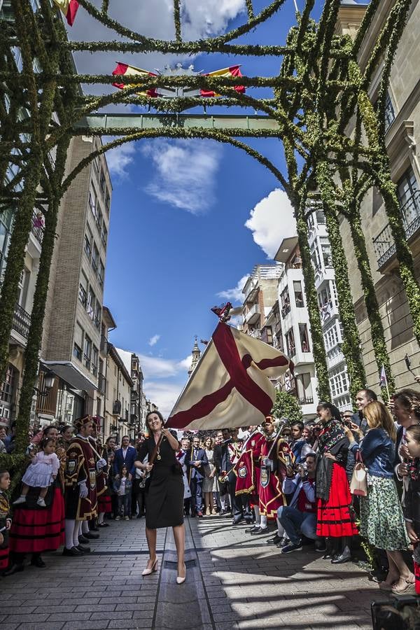 Fotos: Gamarra dedica los &#039;banderazos&#039; de San Bernabé a la Agrupación Municipal de Protección Civil y las sociedades gastronómicas logroñesas