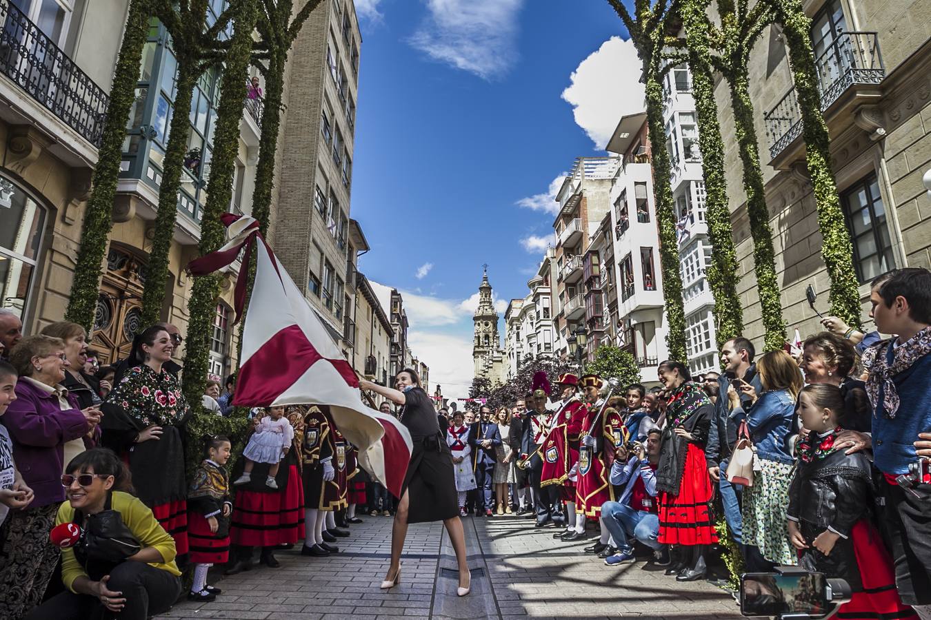 Fotos: Gamarra dedica los &#039;banderazos&#039; de San Bernabé a la Agrupación Municipal de Protección Civil y las sociedades gastronómicas logroñesas