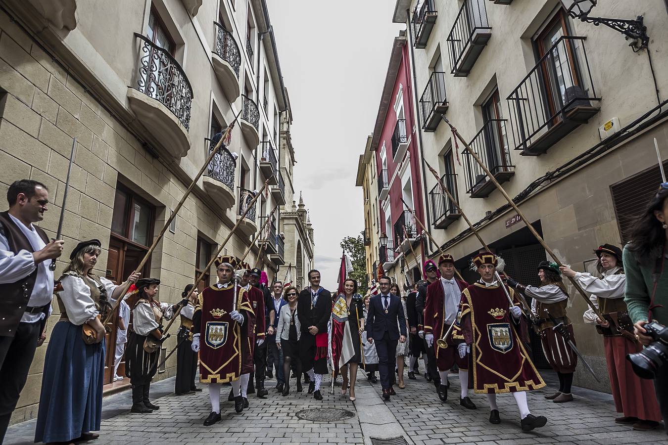 Fotos: Gamarra dedica los &#039;banderazos&#039; de San Bernabé a la Agrupación Municipal de Protección Civil y las sociedades gastronómicas logroñesas