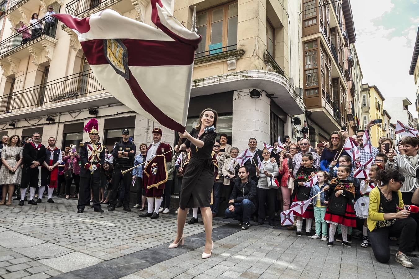 Fotos: Gamarra dedica los &#039;banderazos&#039; de San Bernabé a la Agrupación Municipal de Protección Civil y las sociedades gastronómicas logroñesas