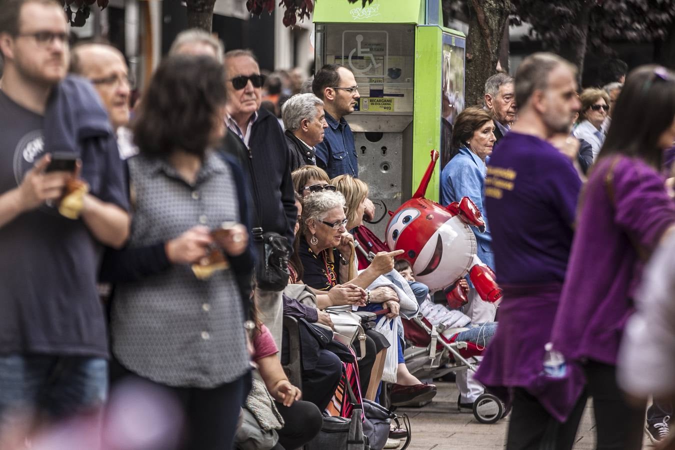 Fotos: Gamarra dedica los &#039;banderazos&#039; de San Bernabé a la Agrupación Municipal de Protección Civil y las sociedades gastronómicas logroñesas