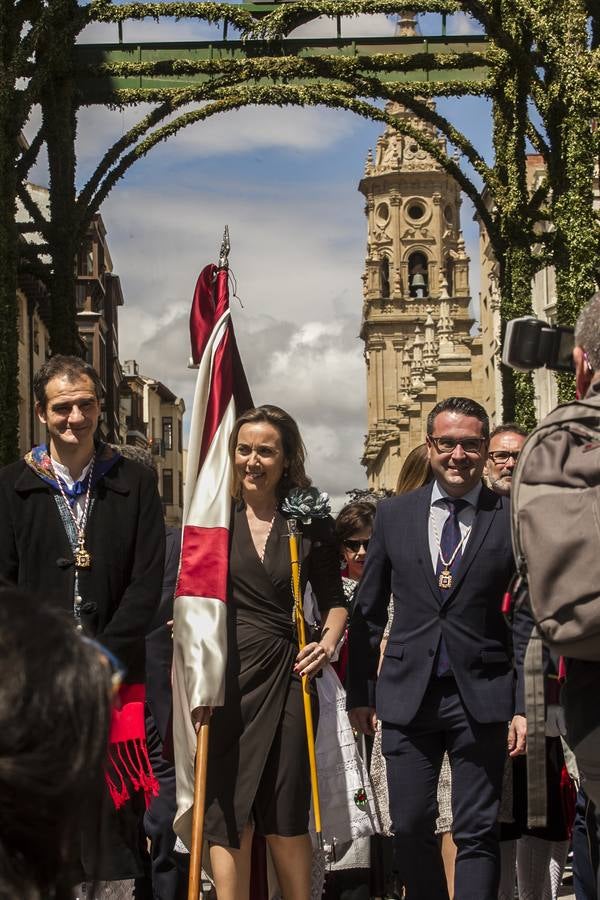 Fotos: Gamarra dedica los &#039;banderazos&#039; de San Bernabé a la Agrupación Municipal de Protección Civil y las sociedades gastronómicas logroñesas