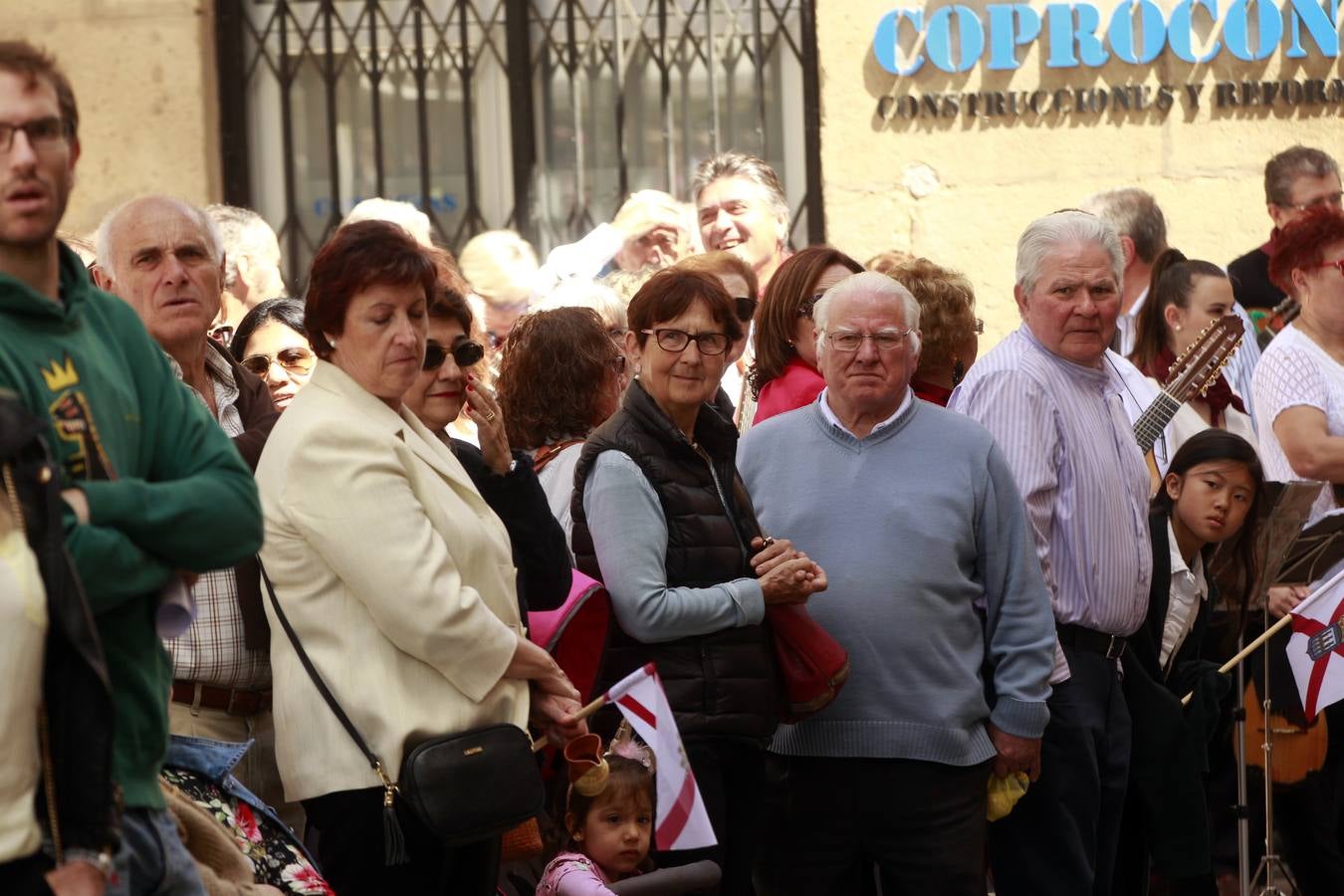 Fotos: Gamarra dedica los &#039;banderazos&#039; de San Bernabé a la Agrupación Municipal de Protección Civil y las sociedades gastronómicas logroñesas