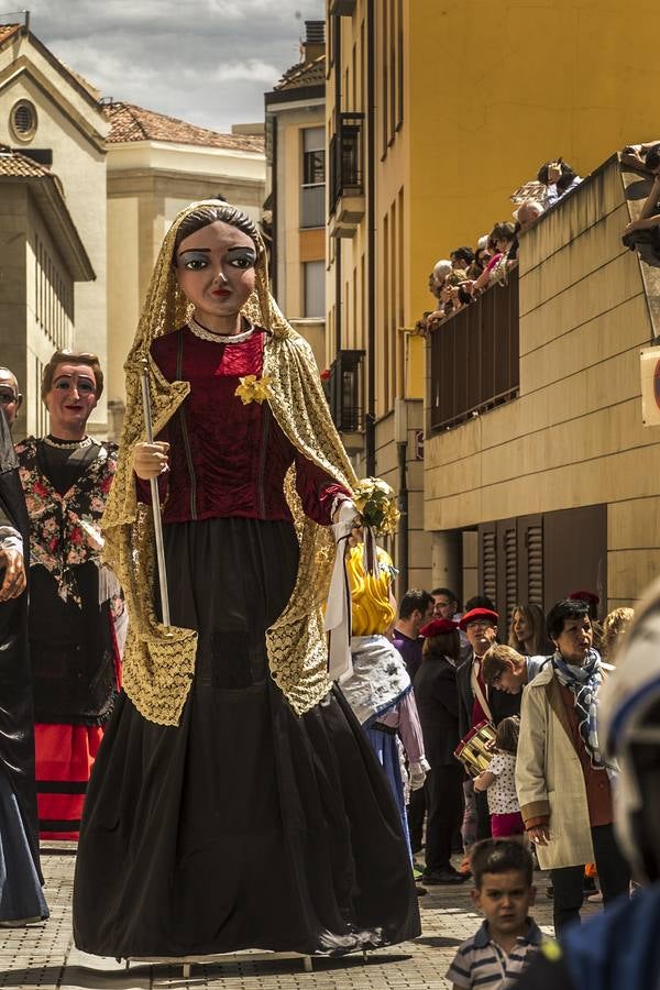 Fotos: Gamarra dedica los &#039;banderazos&#039; de San Bernabé a la Agrupación Municipal de Protección Civil y las sociedades gastronómicas logroñesas