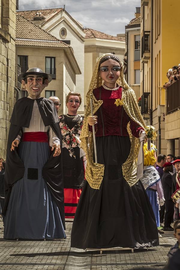 Fotos: Gamarra dedica los &#039;banderazos&#039; de San Bernabé a la Agrupación Municipal de Protección Civil y las sociedades gastronómicas logroñesas