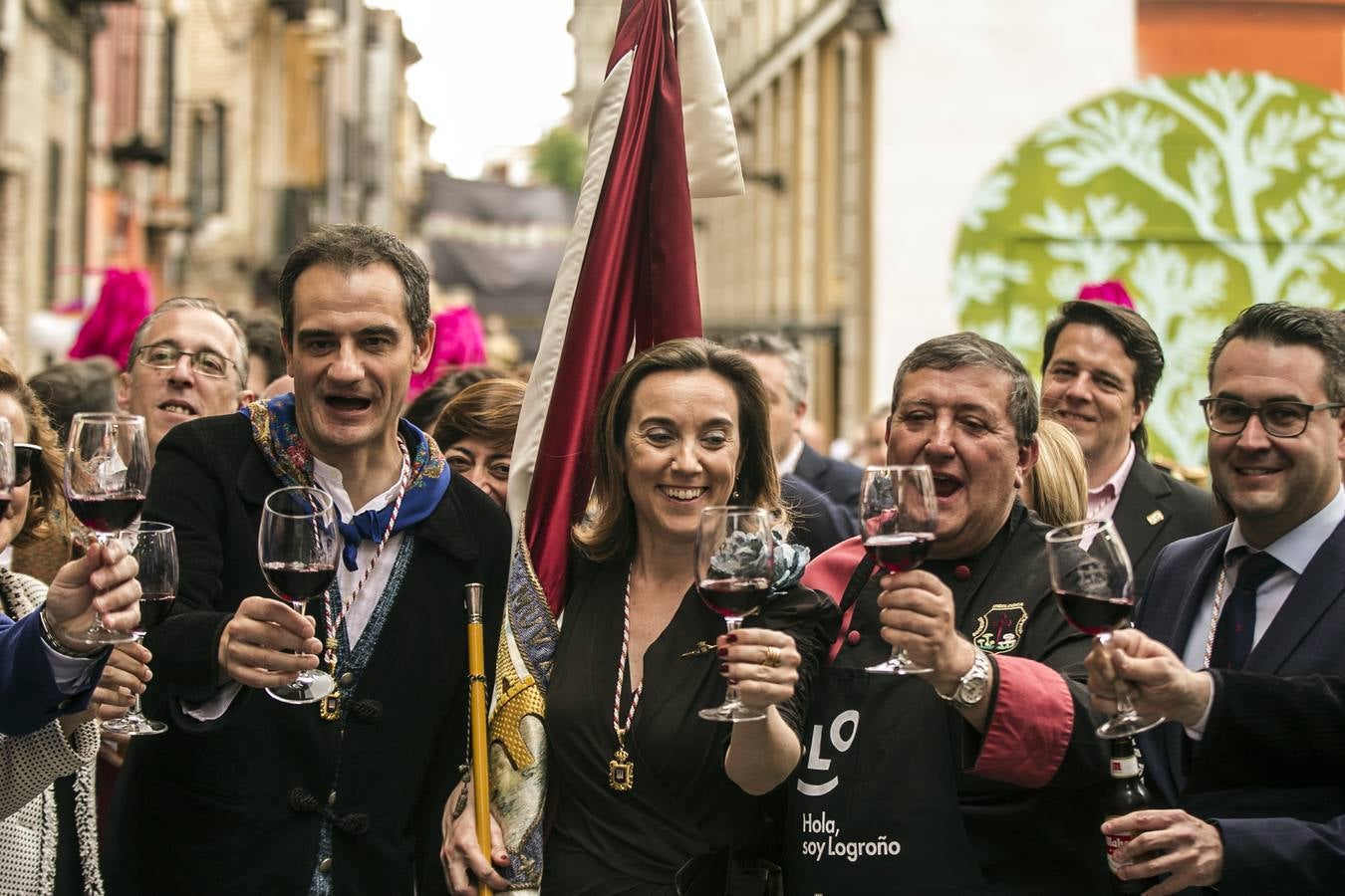 Fotos: Gamarra dedica los &#039;banderazos&#039; de San Bernabé a la Agrupación Municipal de Protección Civil y las sociedades gastronómicas logroñesas