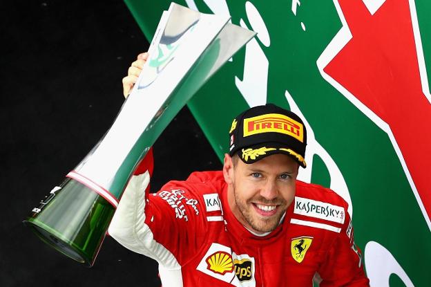 Sebastian Vettel festeja su triunfo en Canadá, carrera que ha dominado a lo largo del fin de semana. :: efe