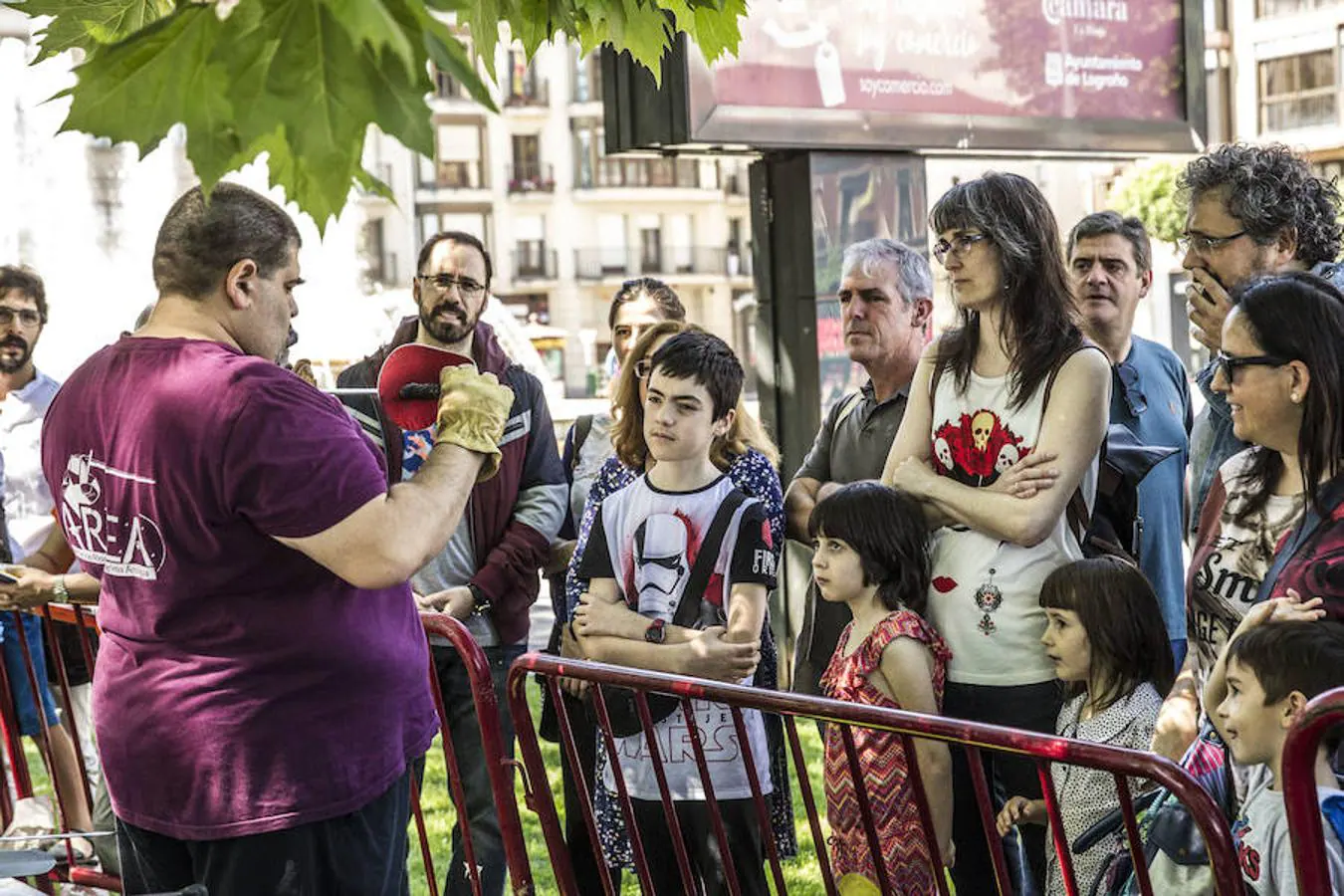 Recreación frente a las Escuelas Trevijano de las espadas de época con exhibición de tiradores de esgrima en un repaso histórico por las armas que usaban los soldados cuando ya era inevitable el cuerpo a cuerpo y era imposible cargar los arcabuces.