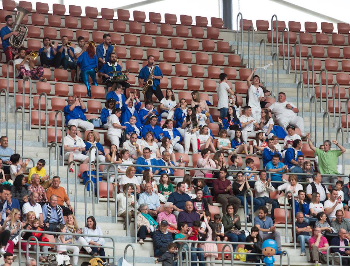 Los mejores recortadores del momento se han dado cita en la plaza de toros de La Ribera de Logroño para presenciar el fetejo taurino del prograna de San bernabé. Riesgo y vaquillas animaron a seguir de cerca las evoluciones de los valientes que decidieron pisar la arena.