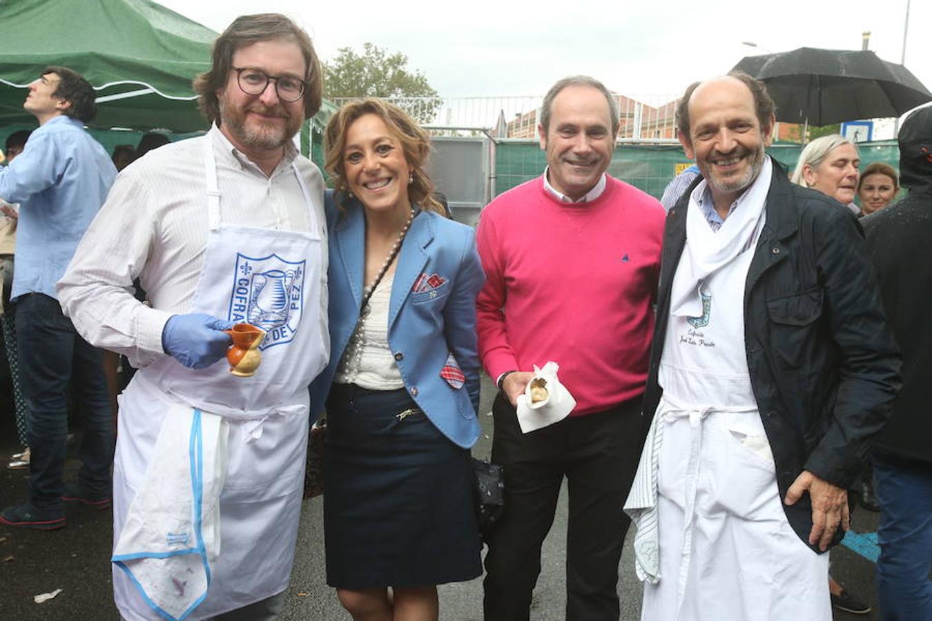 Mayores, pequeños, niños, niñas, bebés... Familias completas en el acto más singular de todos los que se realizan en Logroño. El simbolismo del pez, pan y jarrito de vino une a una población que hace casi quinientos años superó todas las dificultades arrimando el hombro y siendo solidaria.