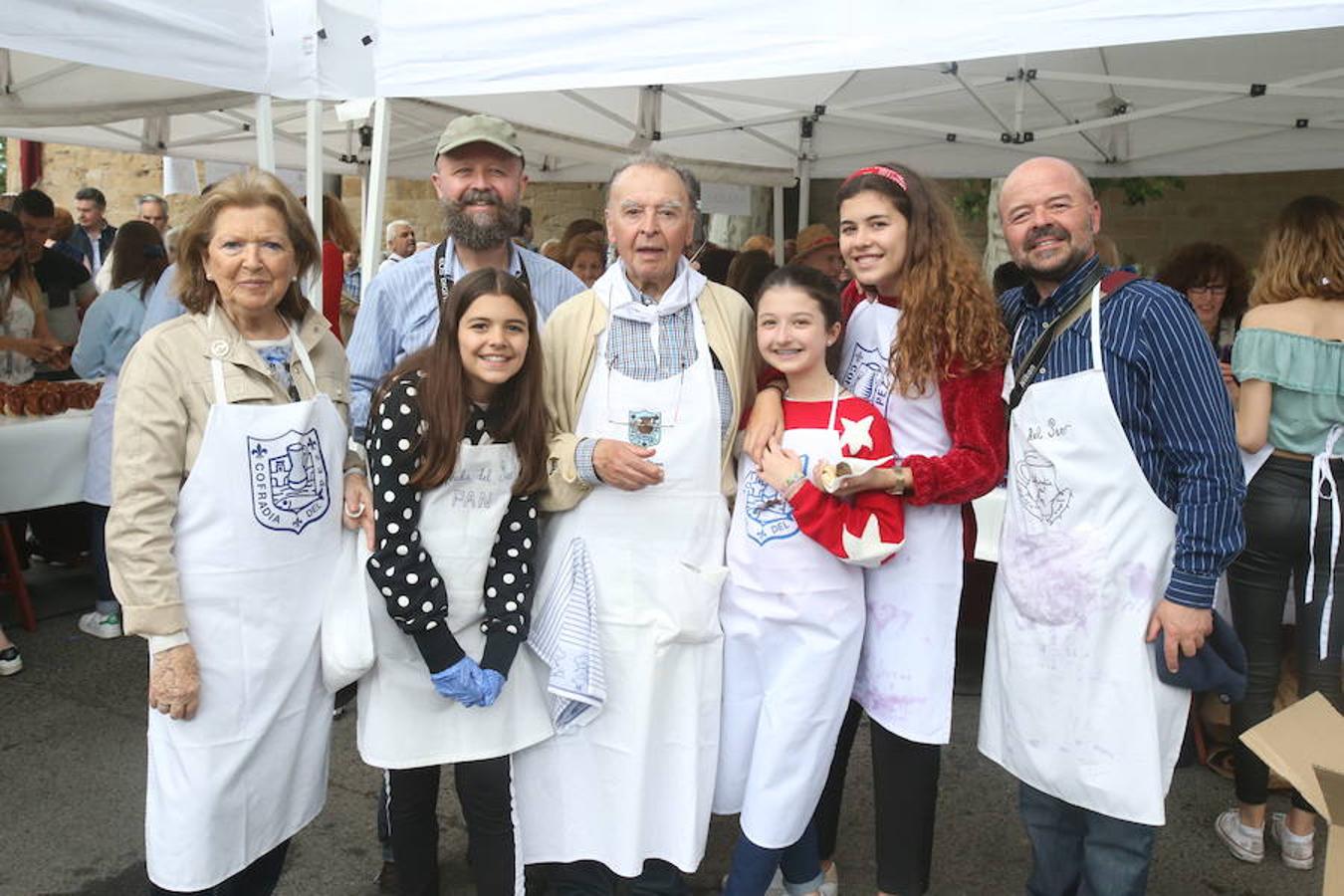 Mayores, pequeños, niños, niñas, bebés... Familias completas en el acto más singular de todos los que se realizan en Logroño. El simbolismo del pez, pan y jarrito de vino une a una población que hace casi quinientos años superó todas las dificultades arrimando el hombro y siendo solidaria.
