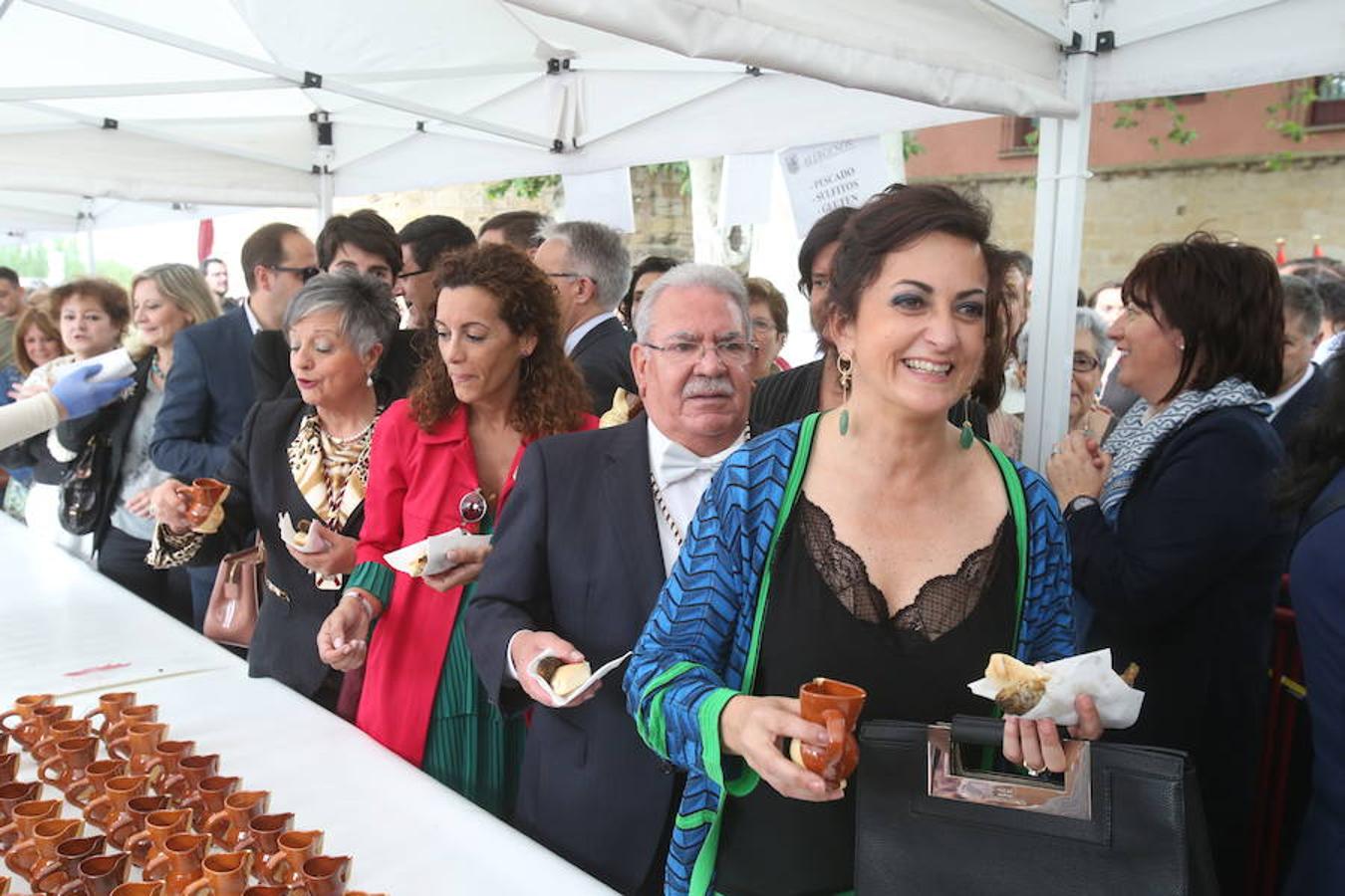 Mayores, pequeños, niños, niñas, bebés... Familias completas en el acto más singular de todos los que se realizan en Logroño. El simbolismo del pez, pan y jarrito de vino une a una población que hace casi quinientos años superó todas las dificultades arrimando el hombro y siendo solidaria.