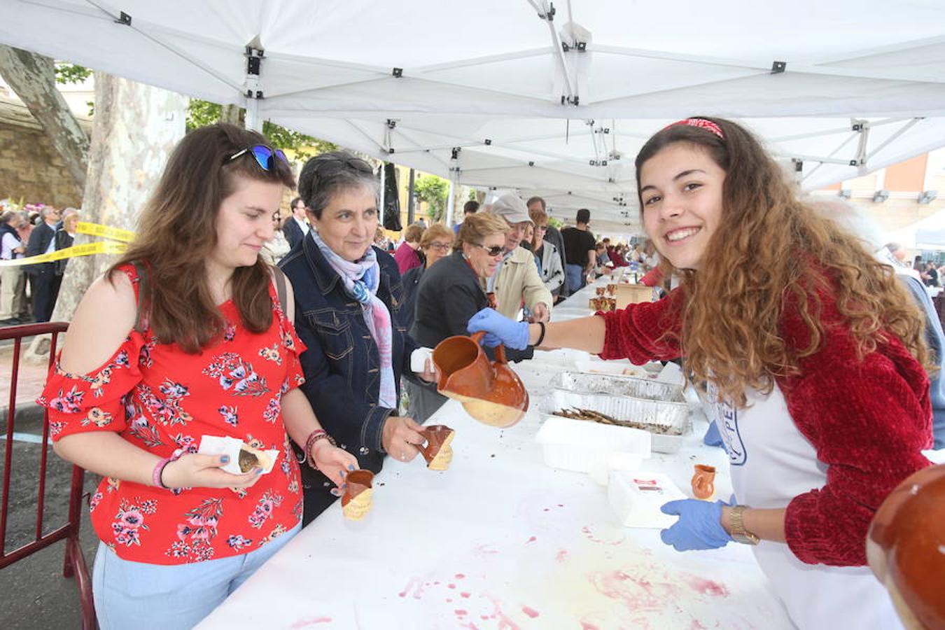 Mayores, pequeños, niños, niñas, bebés... Familias completas en el acto más singular de todos los que se realizan en Logroño. El simbolismo del pez, pan y jarrito de vino une a una población que hace casi quinientos años superó todas las dificultades arrimando el hombro y siendo solidaria.