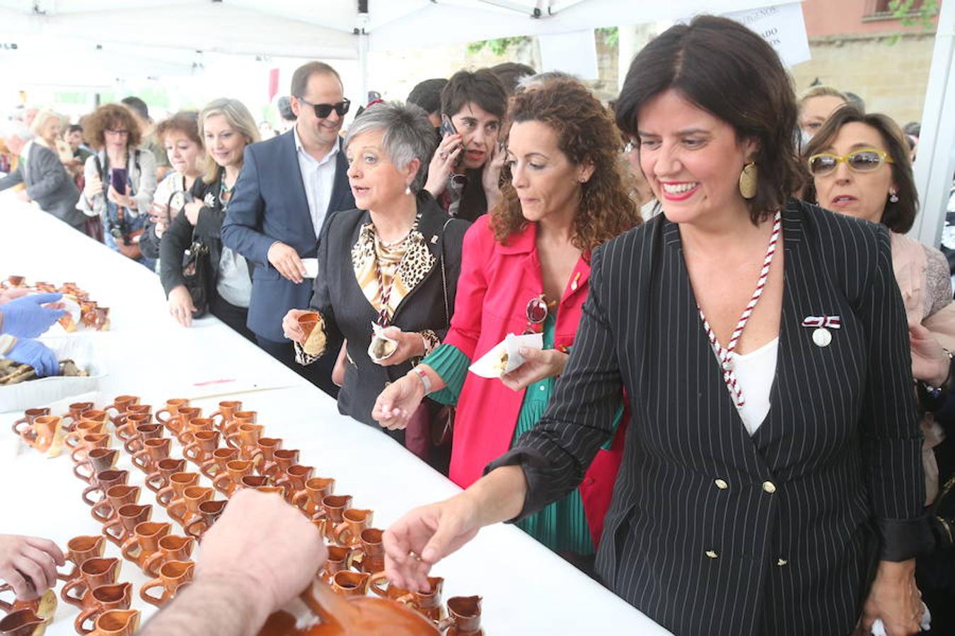 Mayores, pequeños, niños, niñas, bebés... Familias completas en el acto más singular de todos los que se realizan en Logroño. El simbolismo del pez, pan y jarrito de vino une a una población que hace casi quinientos años superó todas las dificultades arrimando el hombro y siendo solidaria.