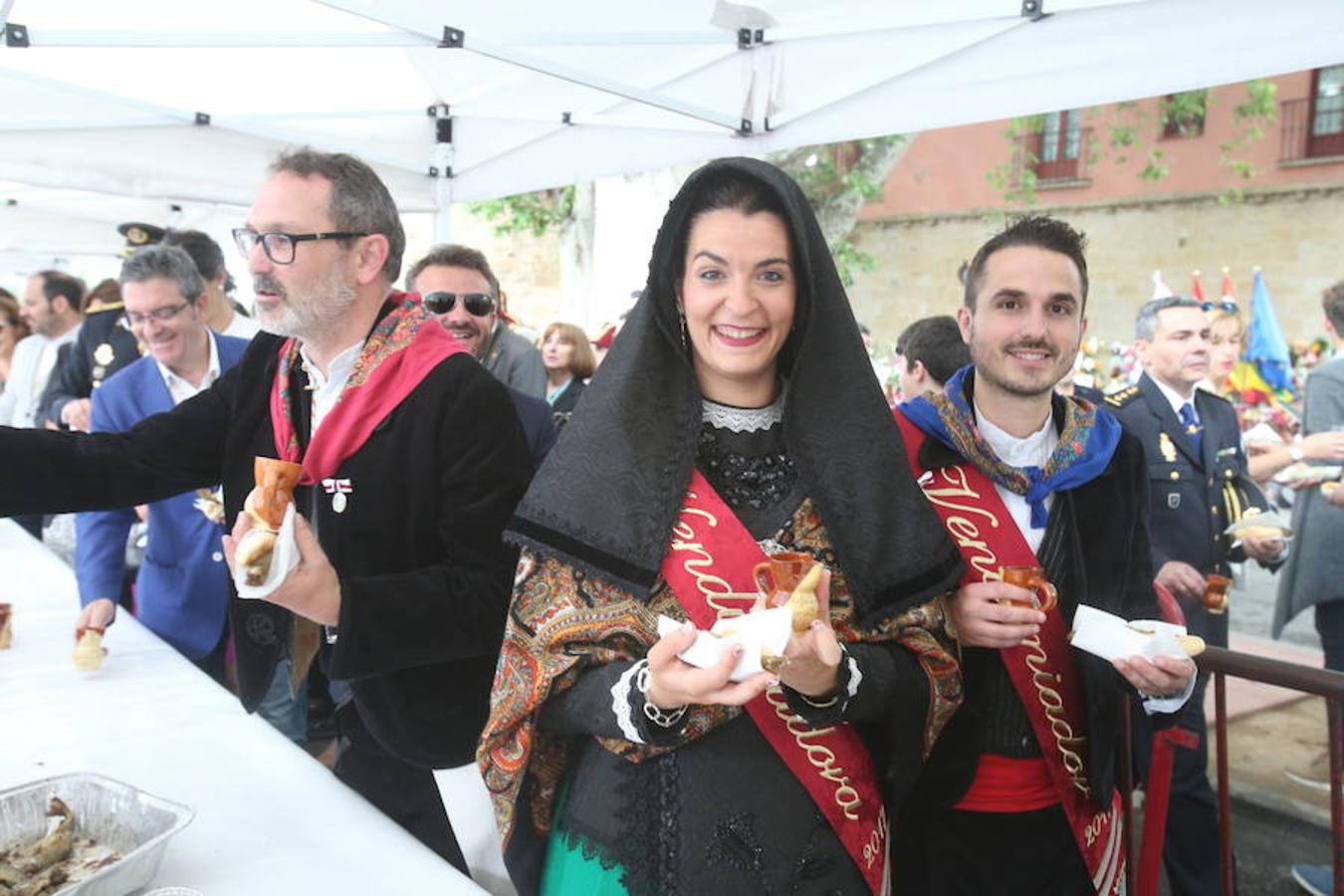 Mayores, pequeños, niños, niñas, bebés... Familias completas en el acto más singular de todos los que se realizan en Logroño. El simbolismo del pez, pan y jarrito de vino une a una población que hace casi quinientos años superó todas las dificultades arrimando el hombro y siendo solidaria.