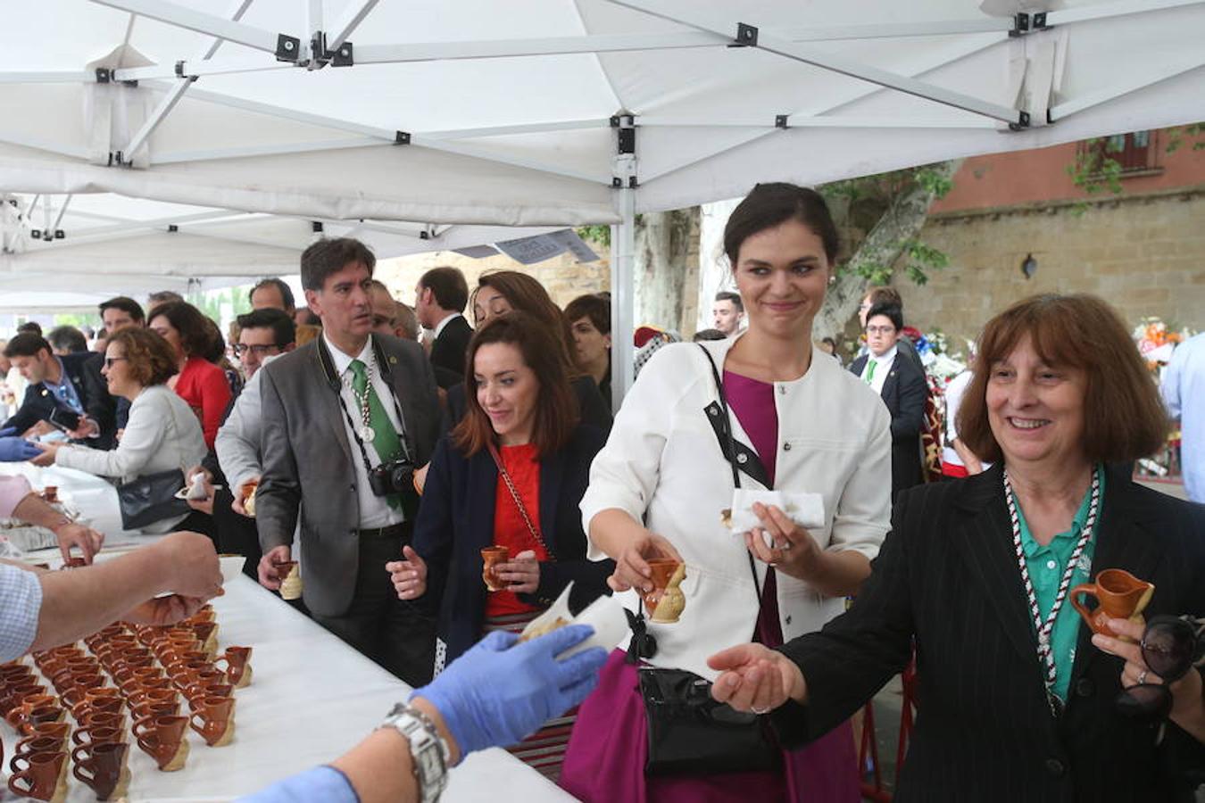 Mayores, pequeños, niños, niñas, bebés... Familias completas en el acto más singular de todos los que se realizan en Logroño. El simbolismo del pez, pan y jarrito de vino une a una población que hace casi quinientos años superó todas las dificultades arrimando el hombro y siendo solidaria.