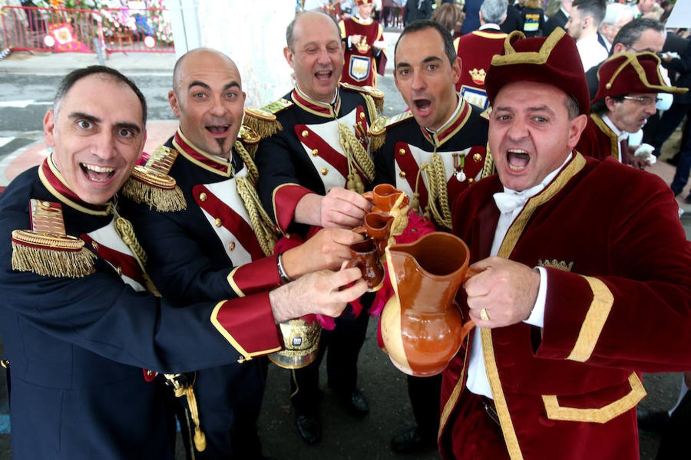 Mayores, pequeños, niños, niñas, bebés... Familias completas en el acto más singular de todos los que se realizan en Logroño. El simbolismo del pez, pan y jarrito de vino une a una población que hace casi quinientos años superó todas las dificultades arrimando el hombro y siendo solidaria.