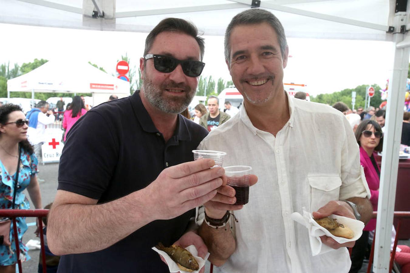 Mayores, pequeños, niños, niñas, bebés... Familias completas en el acto más singular de todos los que se realizan en Logroño. El simbolismo del pez, pan y jarrito de vino une a una población que hace casi quinientos años superó todas las dificultades arrimando el hombro y siendo solidaria.