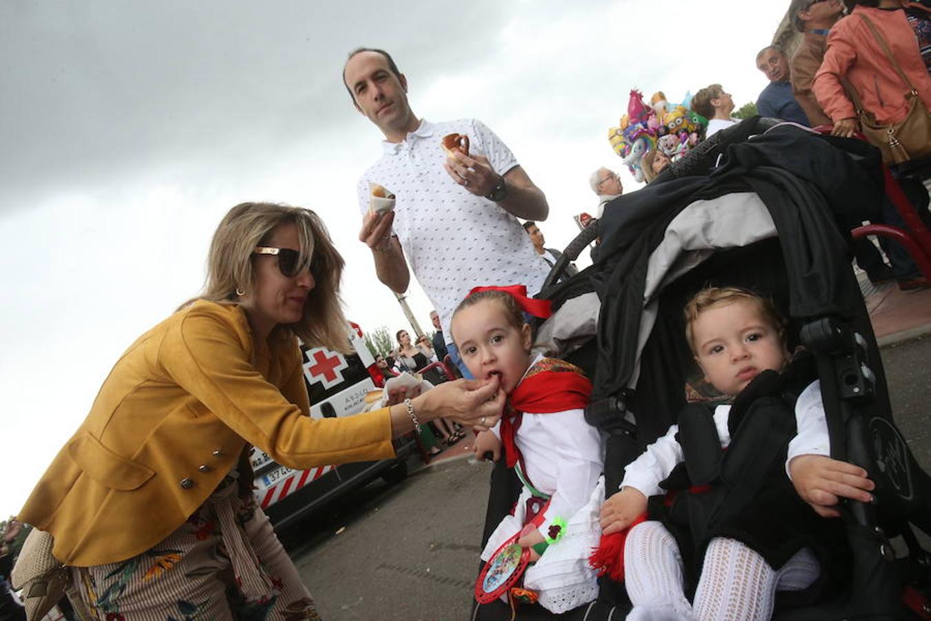 Mayores, pequeños, niños, niñas, bebés... Familias completas en el acto más singular de todos los que se realizan en Logroño. El simbolismo del pez, pan y jarrito de vino une a una población que hace casi quinientos años superó todas las dificultades arrimando el hombro y siendo solidaria.