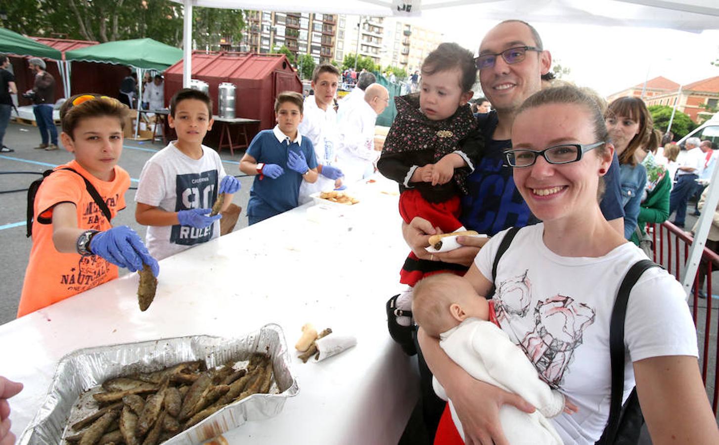 Mayores, pequeños, niños, niñas, bebés... Familias completas en el acto más singular de todos los que se realizan en Logroño. El simbolismo del pez, pan y jarrito de vino une a una población que hace casi quinientos años superó todas las dificultades arrimando el hombro y siendo solidaria.