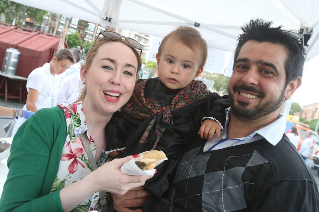 Mayores, pequeños, niños, niñas, bebés... Familias completas en el acto más singular de todos los que se realizan en Logroño. El simbolismo del pez, pan y jarrito de vino une a una población que hace casi quinientos años superó todas las dificultades arrimando el hombro y siendo solidaria.
