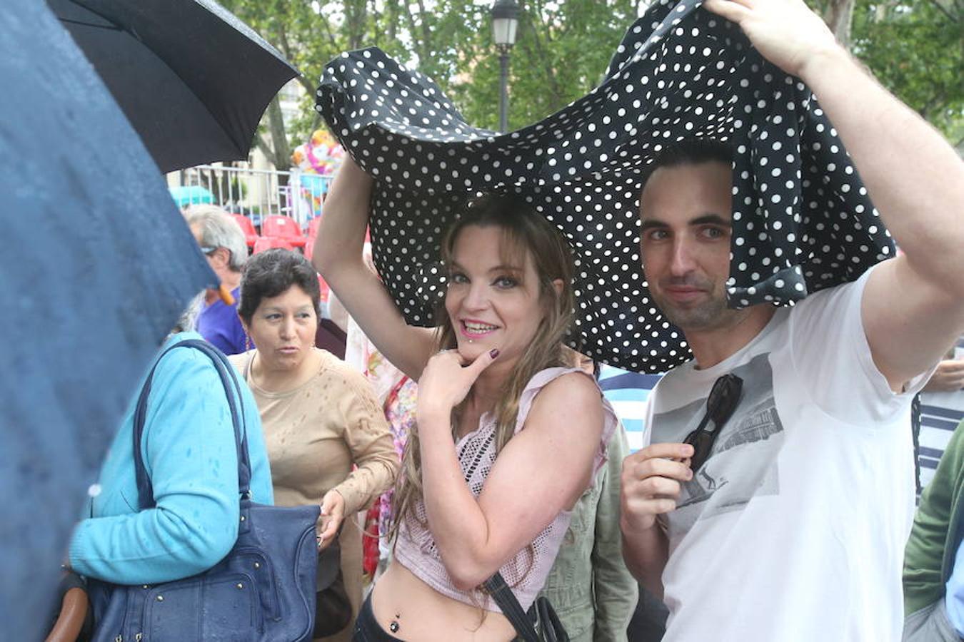 Mayores, pequeños, niños, niñas, bebés... Familias completas en el acto más singular de todos los que se realizan en Logroño. El simbolismo del pez, pan y jarrito de vino une a una población que hace casi quinientos años superó todas las dificultades arrimando el hombro y siendo solidaria.