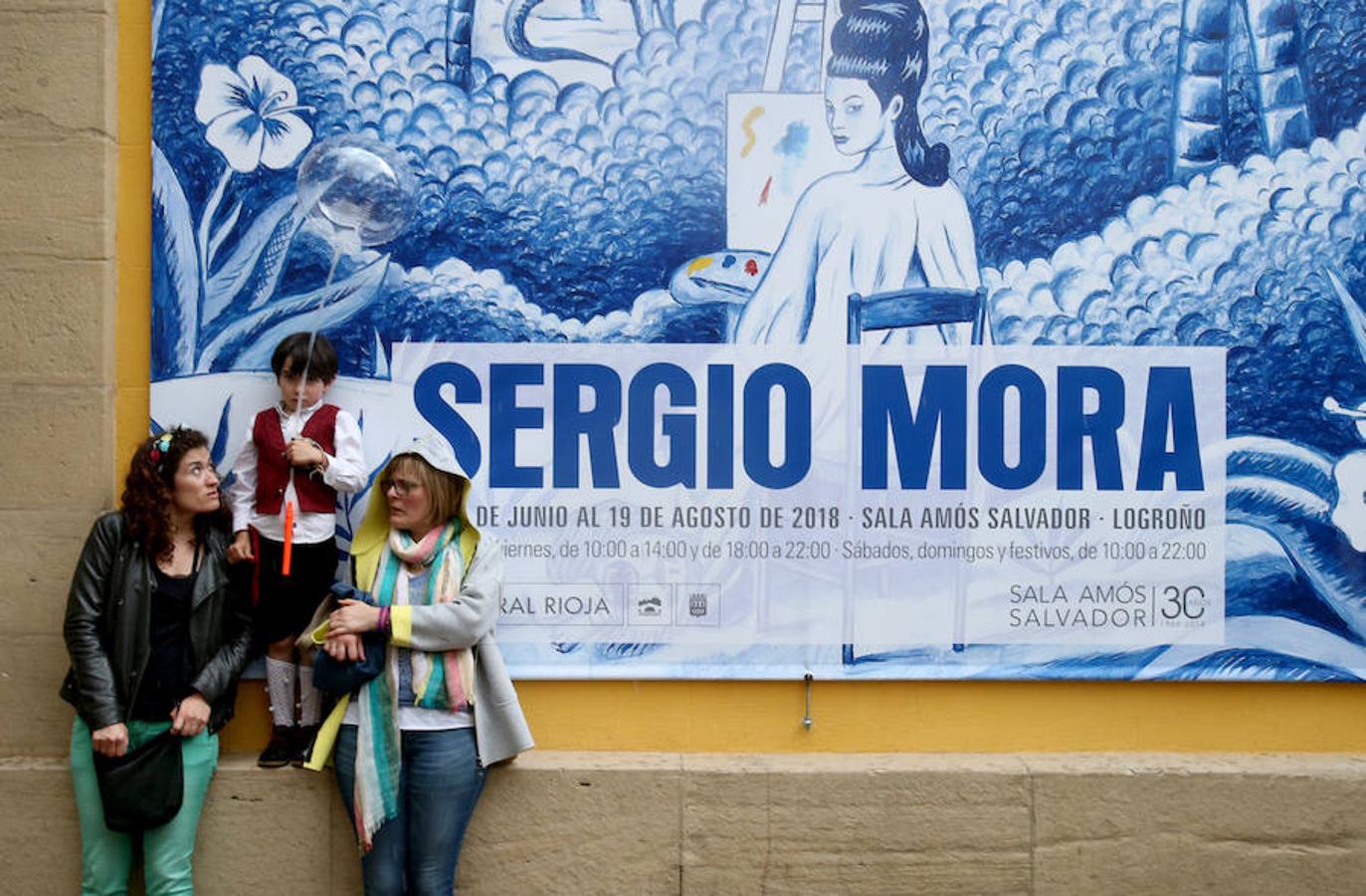 Mayores, pequeños, niños, niñas, bebés... Familias completas en el acto más singular de todos los que se realizan en Logroño. El simbolismo del pez, pan y jarrito de vino une a una población que hace casi quinientos años superó todas las dificultades arrimando el hombro y siendo solidaria.