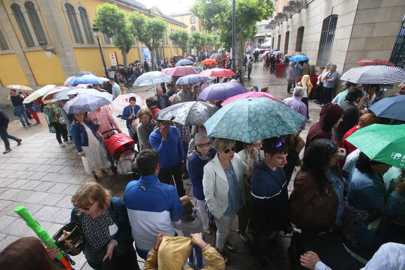 Mayores, pequeños, niños, niñas, bebés... Familias completas en el acto más singular de todos los que se realizan en Logroño. El simbolismo del pez, pan y jarrito de vino une a una población que hace casi quinientos años superó todas las dificultades arrimando el hombro y siendo solidaria.