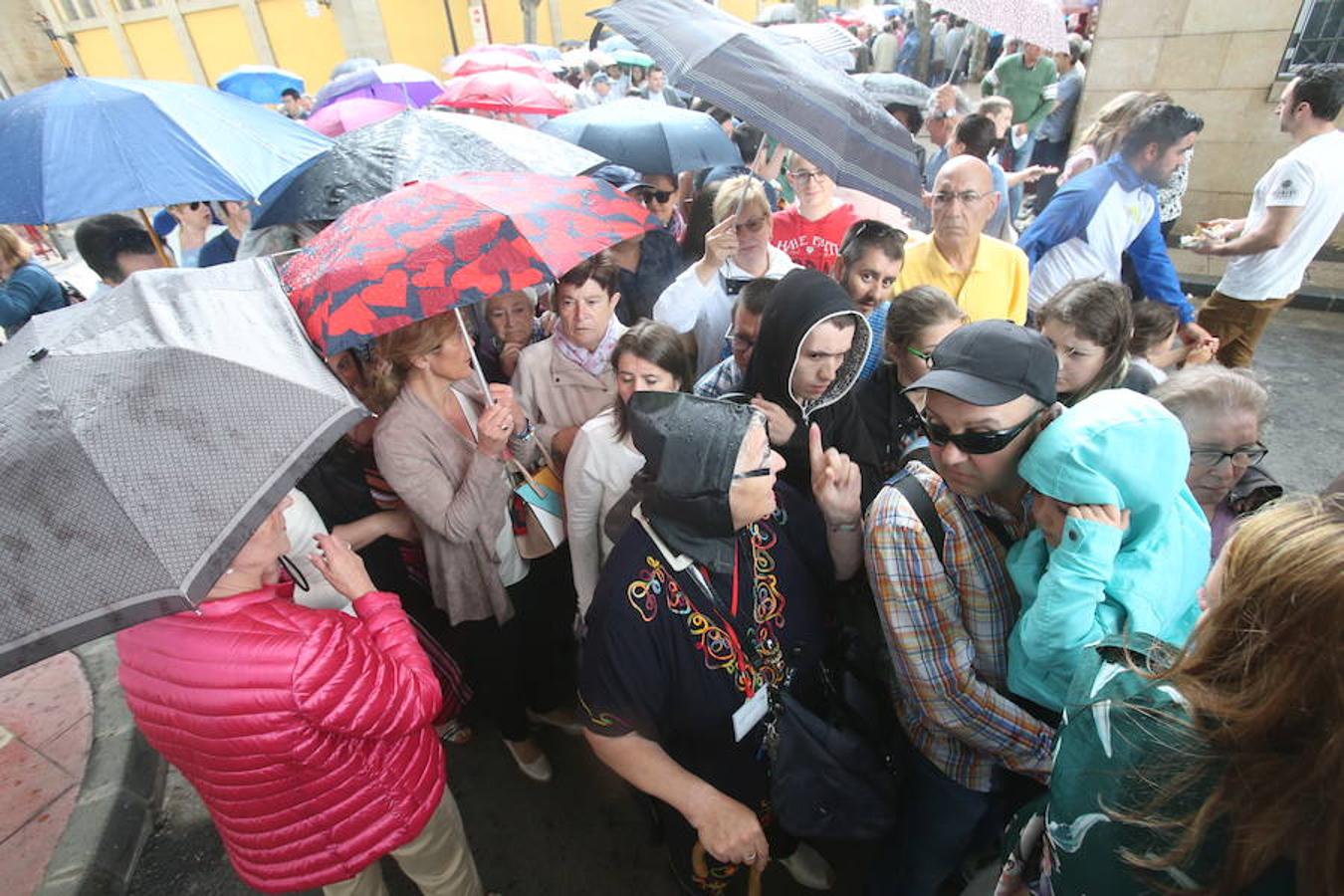 Mayores, pequeños, niños, niñas, bebés... Familias completas en el acto más singular de todos los que se realizan en Logroño. El simbolismo del pez, pan y jarrito de vino une a una población que hace casi quinientos años superó todas las dificultades arrimando el hombro y siendo solidaria.