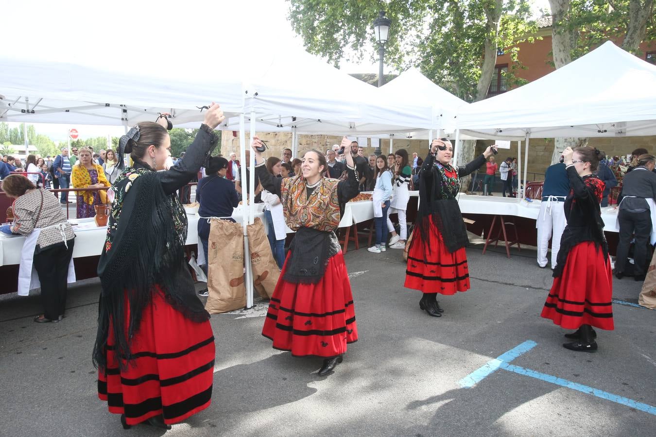 Fotos: Logroño volvió a cumplir con la tradición del pan y el pez por San Bernabé (I)