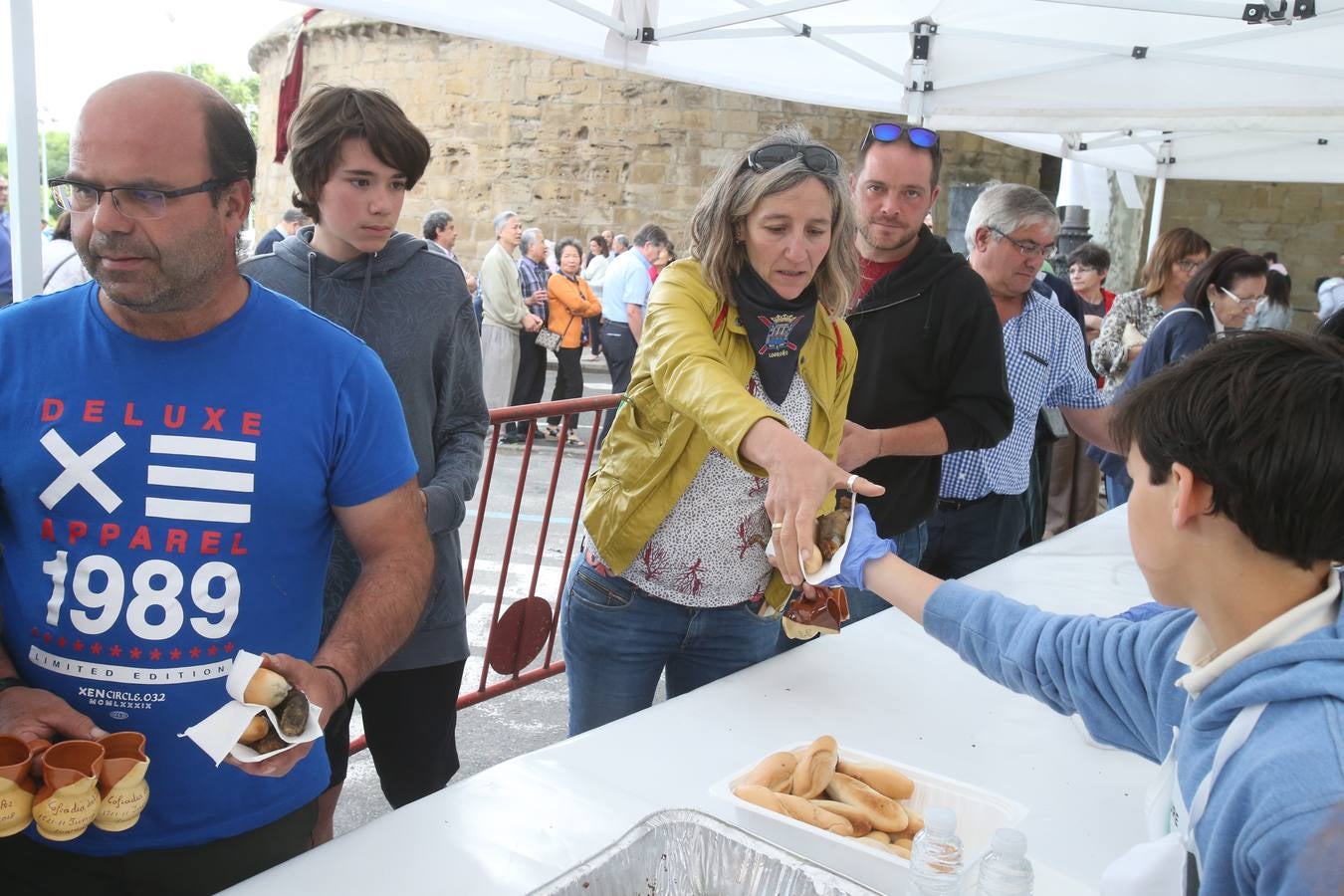 Fotos: Logroño volvió a cumplir con la tradición del pan y el pez por San Bernabé (I)