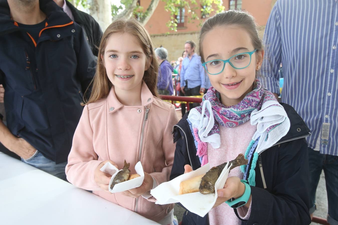 Fotos: Logroño volvió a cumplir con la tradición del pan y el pez por San Bernabé (I)