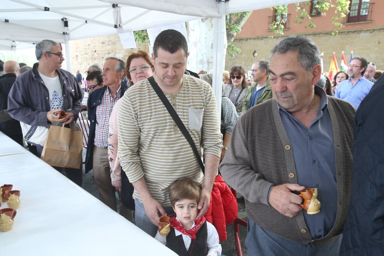 Fotos: Logroño volvió a cumplir con la tradición del pan y el pez por San Bernabé (I)