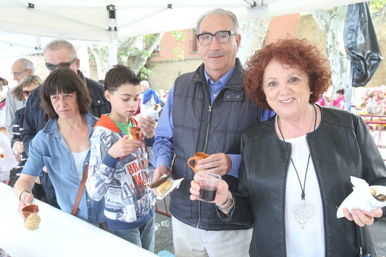 Fotos: Logroño volvió a cumplir con la tradición del pan y el pez por San Bernabé (I)