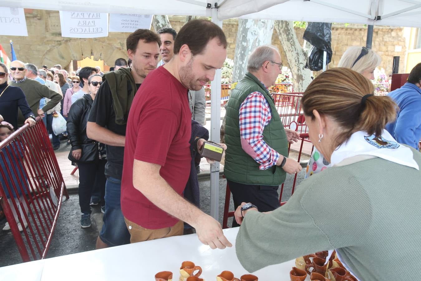 Fotos: Logroño volvió a cumplir con la tradición del pan y el pez por San Bernabé (I)