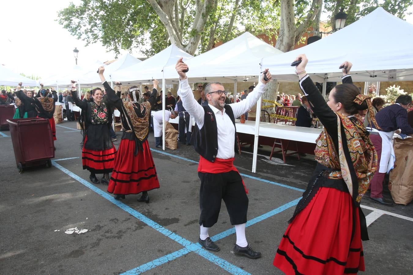 Fotos: Logroño volvió a cumplir con la tradición del pan y el pez por San Bernabé (I)