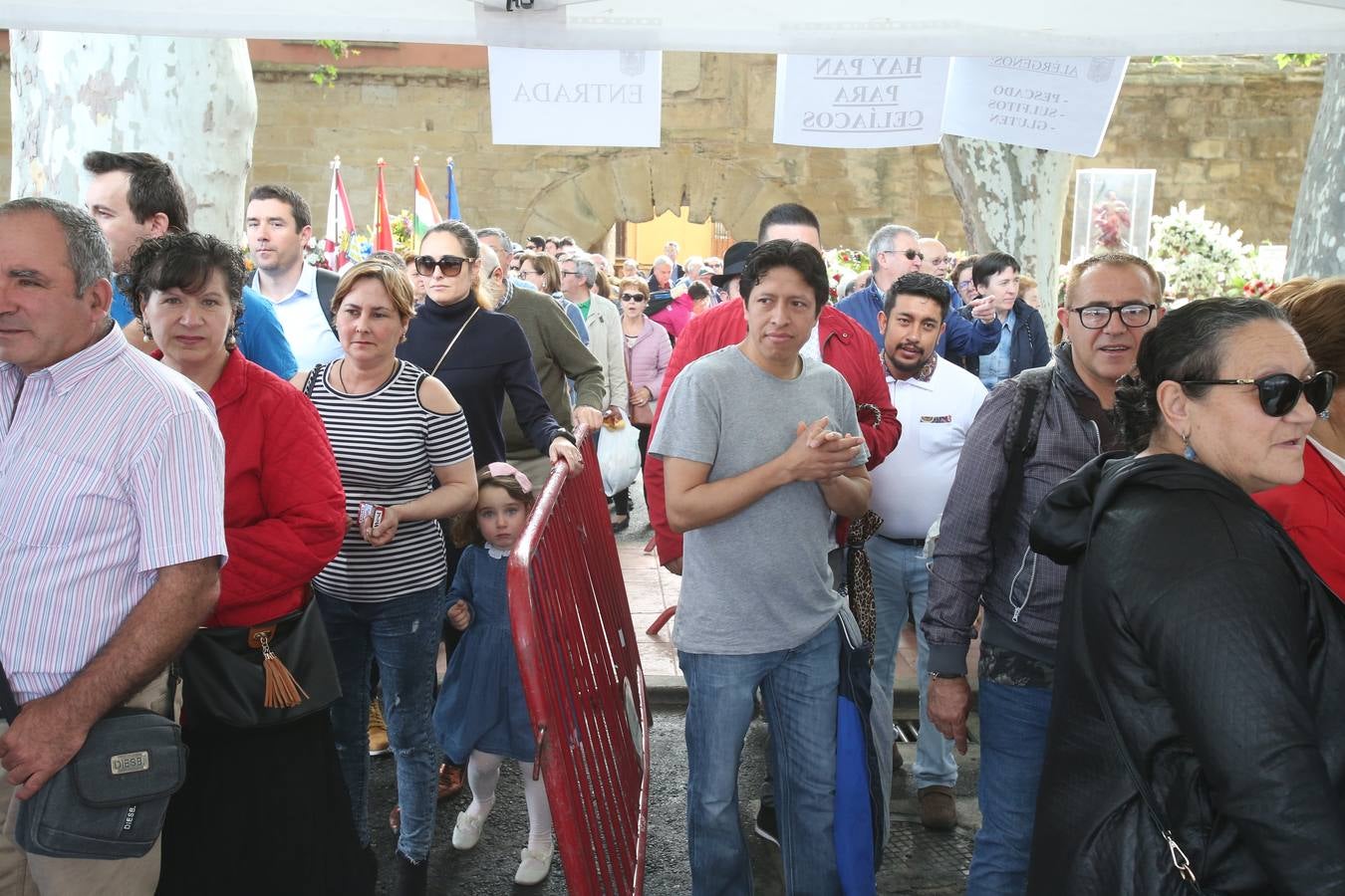 Fotos: Logroño volvió a cumplir con la tradición del pan y el pez por San Bernabé (I)