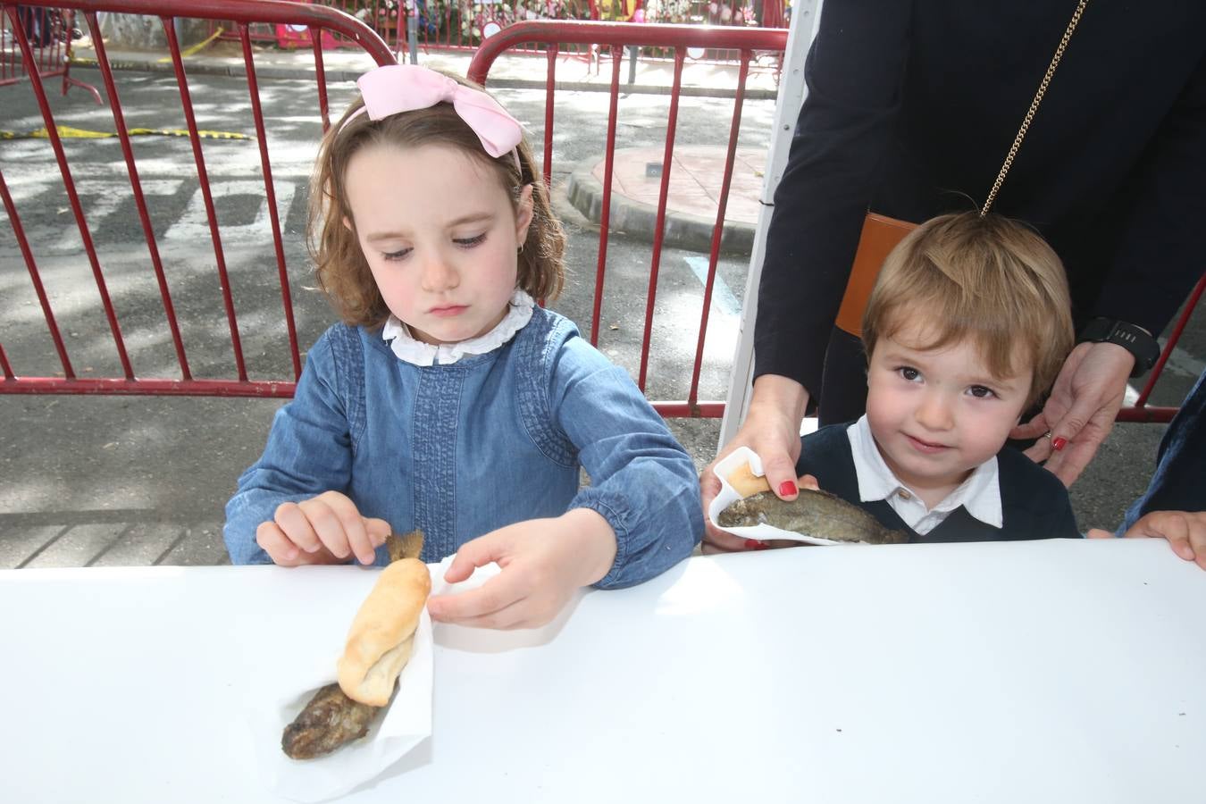 Fotos: Logroño volvió a cumplir con la tradición del pan y el pez por San Bernabé (I)