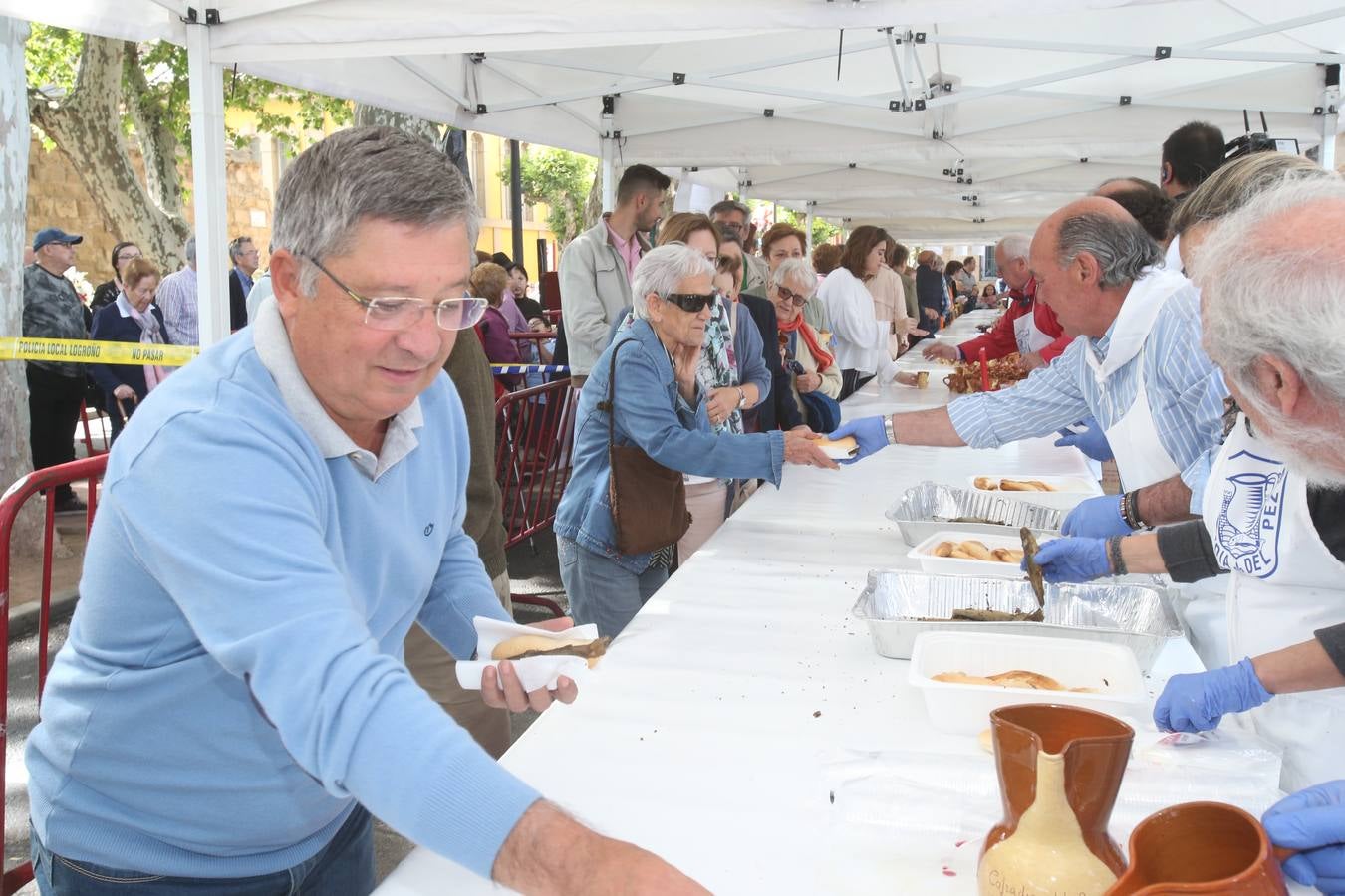 Fotos: Logroño volvió a cumplir con la tradición del pan y el pez por San Bernabé (I)